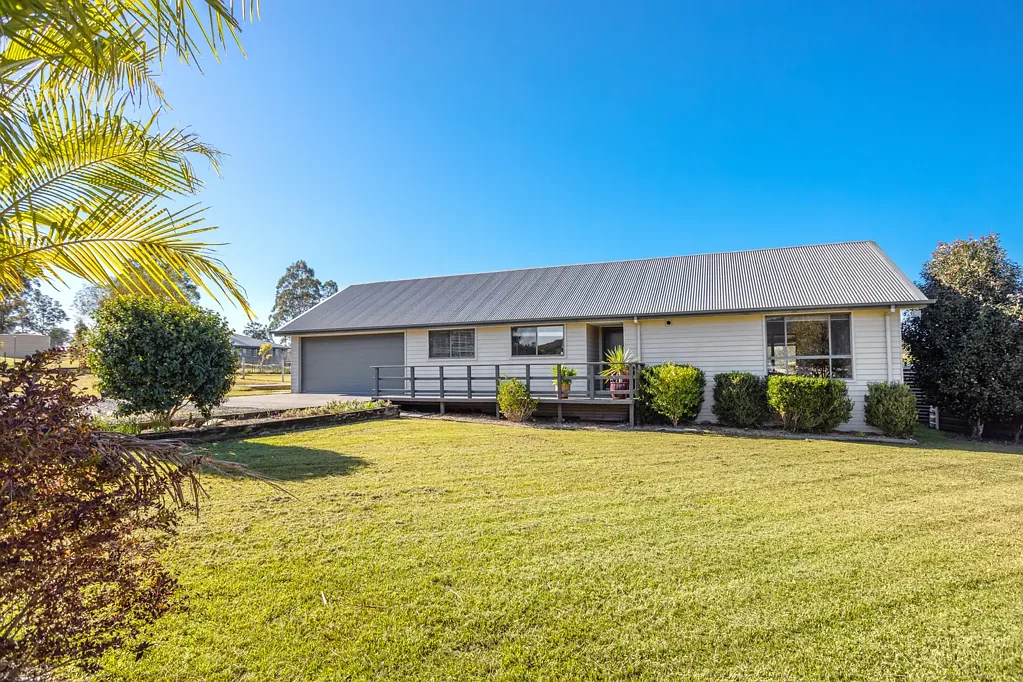 Coolongolook 4 Bedroom Country Retreat Living