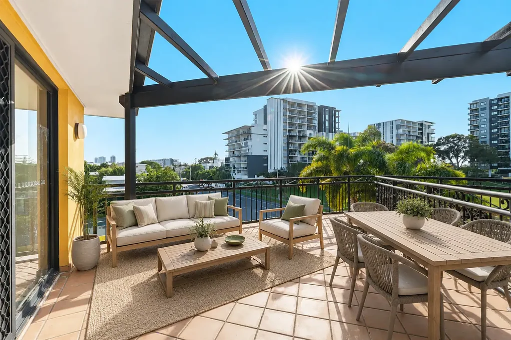 Labrador 1Habitaciones AMAZING OPPORTUNITY- MUST BE SOLD – BROADWATER VIEWS-LIVE IN OR RENT- PERFECT FIRST HOME