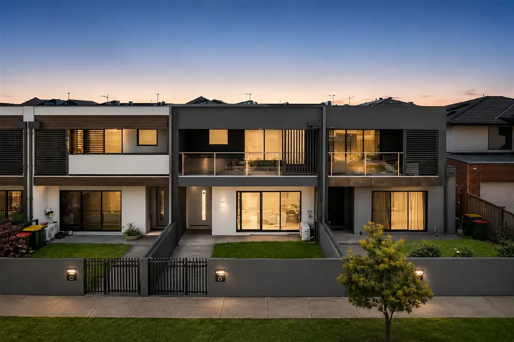 Werribee South 3房 海滨瑰宝 优越位置 光线充足 开放式起居 独立车库 私密庭院 主卧套房 健身设施 滨水步道 Low-Maintenance Living in a Prime Coastal Pocket