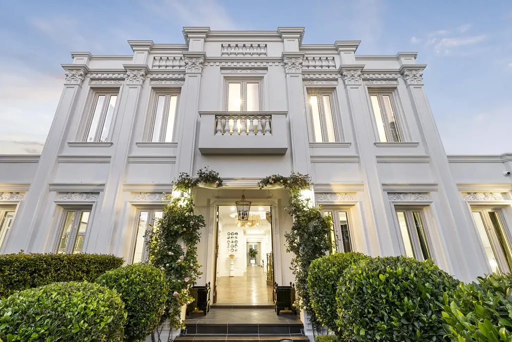 Balwyn North 5Kwarto Neo Classical Grandeur with Lift Connected Contemporary Luxury