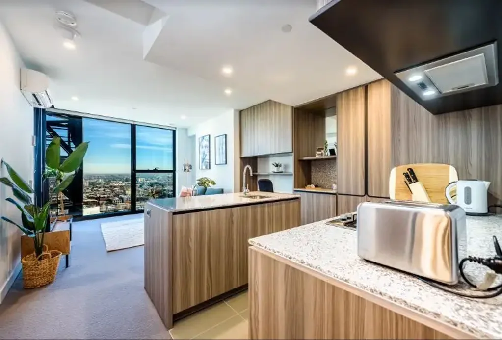 Luxury 2-Bedroom Apartment in Swanston Central!