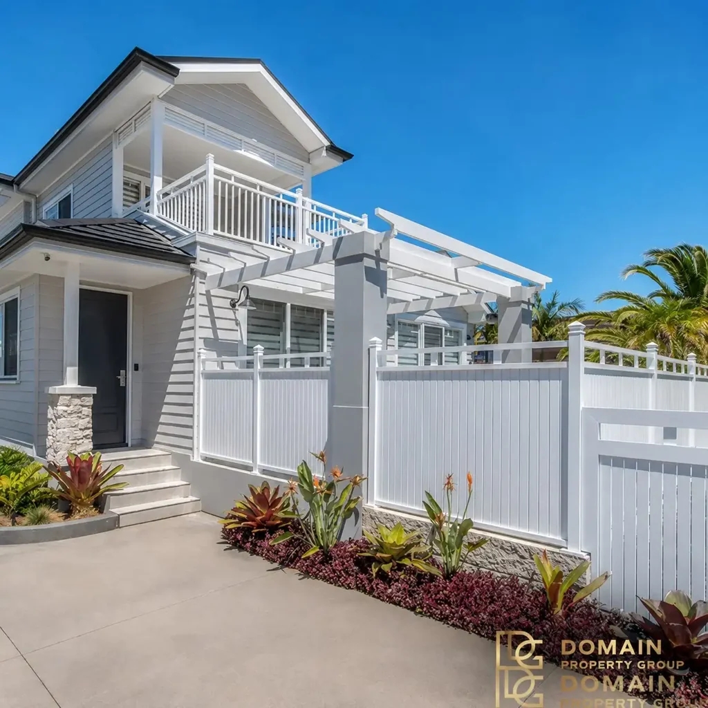 Hampton's Style Contemporary Apartment with Direct Beach Access