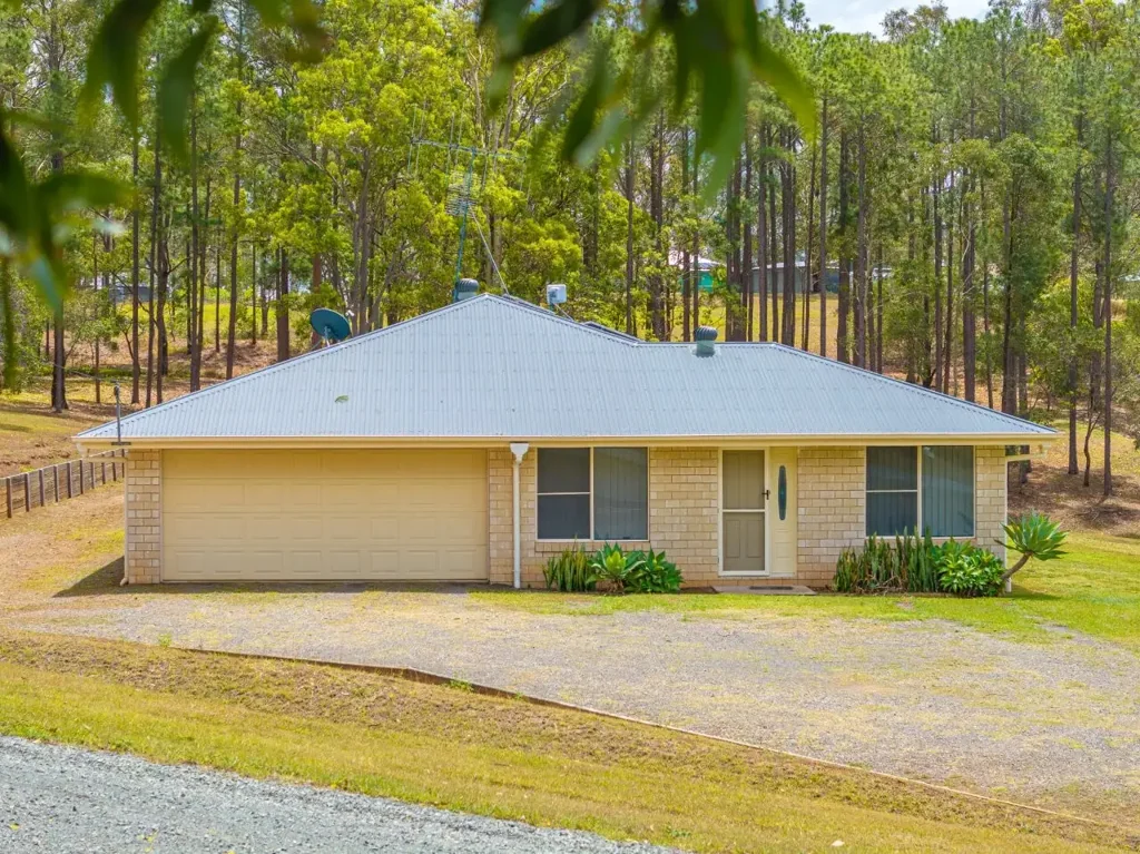 Glenwood 4Habitaciones A Solid Brick Home with Shed, Solar & Space on 1.5 Acres!