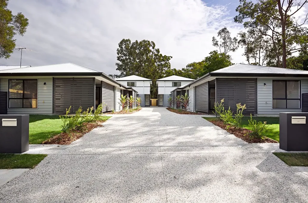 MODERN TOWNHOUSE IN QUIET COMPLEX! GREAT LOCATION!