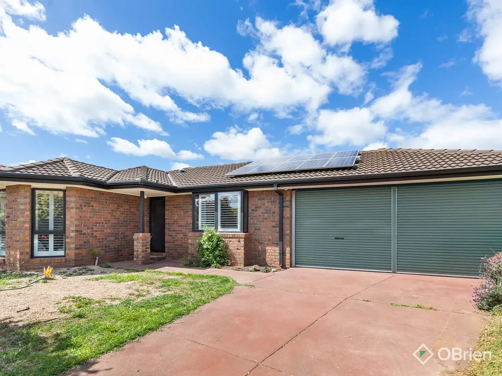 FAMILY LIVING IN QUIET LOCATION - SOLAR ENERGY, SAVE ON POWER COSTS!
