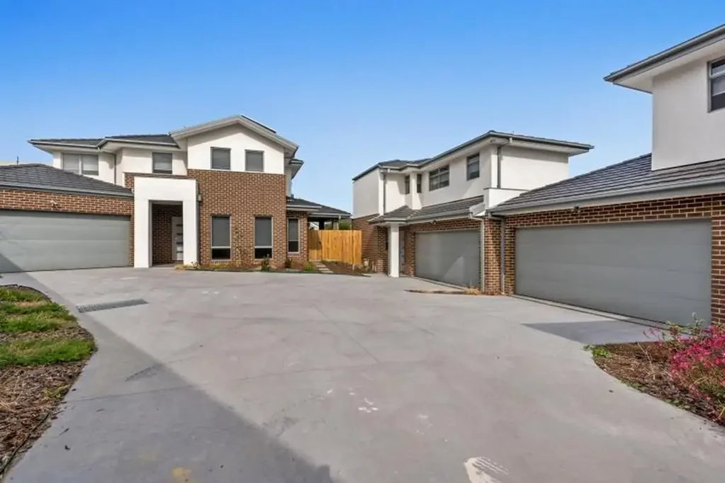 Modern Two-Storey Townhouse in quiet Court Location