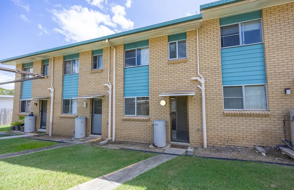 :: DOUBLE STOREY TOWNHOUSE WITHIN MINUTES OF THE CITY CENTRE