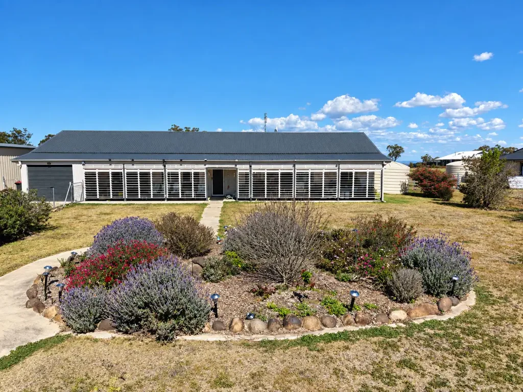 Sladevale 4房 高品质生活 | 美丽花园、日落美景与宽敞棚屋空间 Elevated Lifestyle Living | Beautiful Gardens, Sunset Views & Serious Shed Space