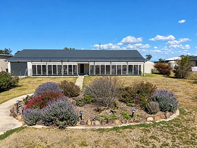 Sladevale 4房 高品质生活 | 美丽花园、日落美景与宽敞棚屋空间 Elevated Lifestyle Living | Beautiful Gardens, Sunset Views & Serious Shed Space