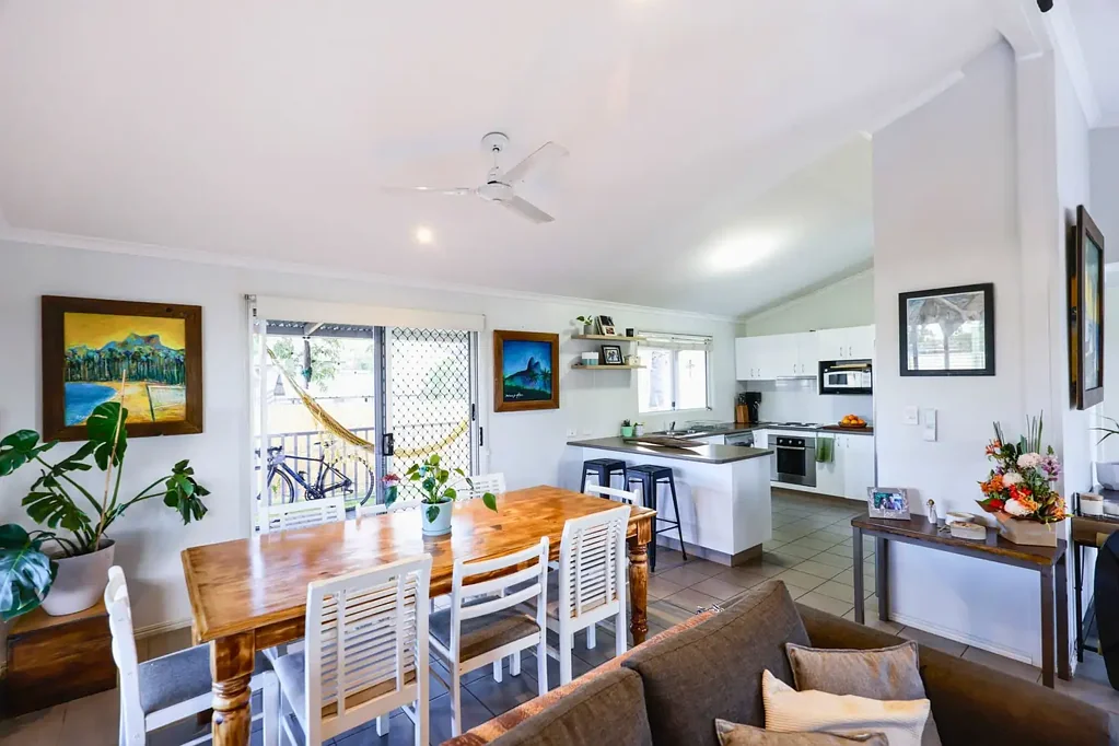 FULLY FURNISHED, MODERN 3 BEDROOM 2 BATHROOM HOME WITH BEAUTIFUL TIMBER DECK!