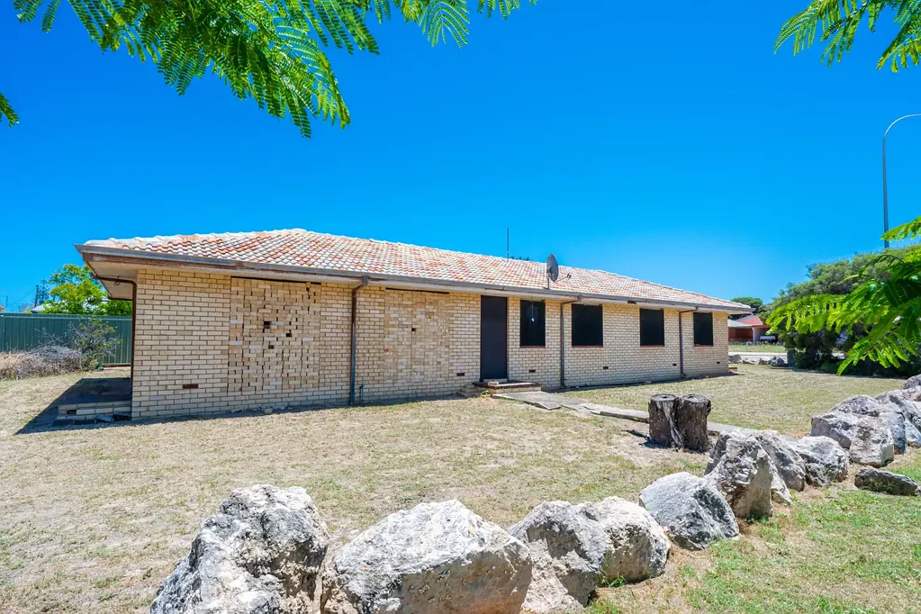 Port Denison 2房  A Fantastic Renovation Opportunity in the Heart of Port Denison - 175 Point Leander Drive, Port Denison - Offers Invited