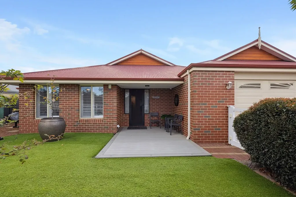 Aveley 4 Bedroom Beautiful family home with drive through access