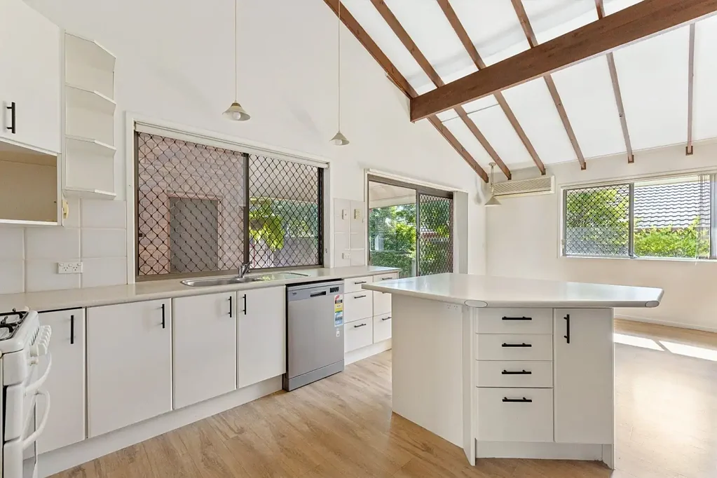 Corinda 4房 CORNER BLOCK OPPORTUNITY WITH EXCEPTIONAL FUTURE POTENTIAL 835SQM CORNER BLOCK OPPORTUNITY