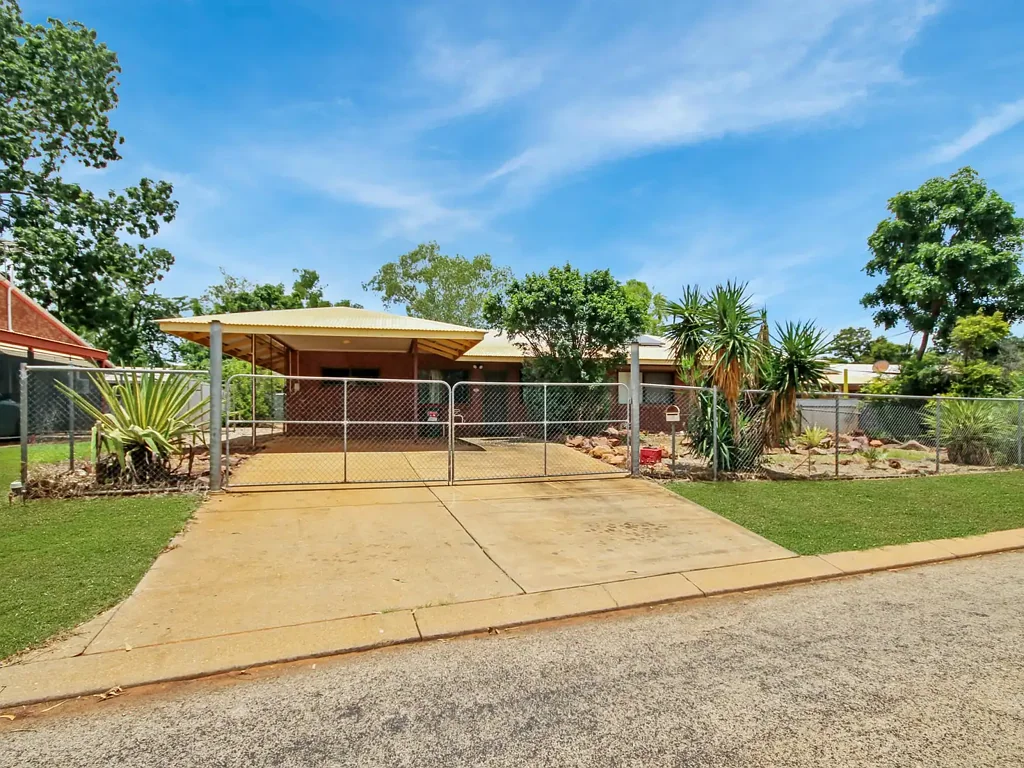 Katherine 3कमरा Solid Brick Home with Pool