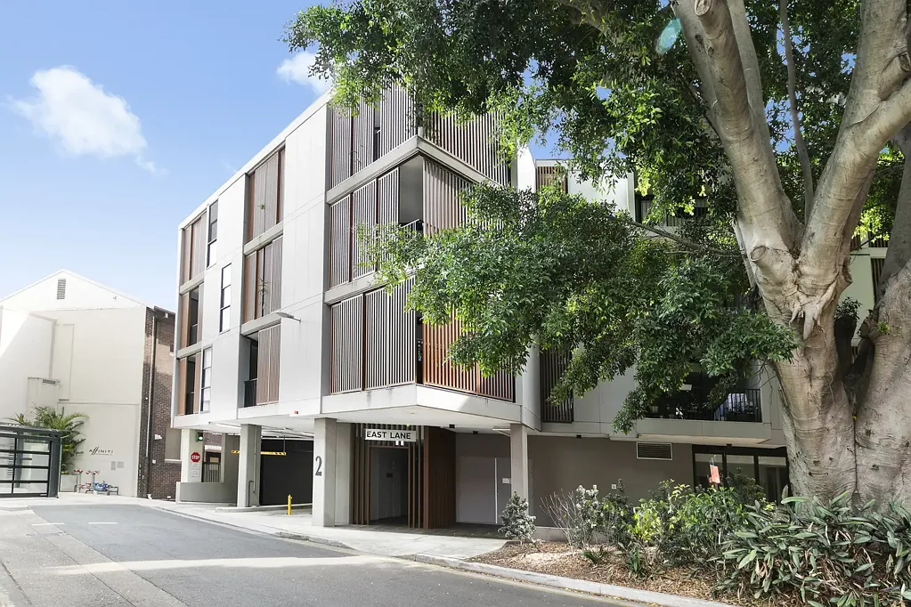 North Sydney 1房 获奖设计安保公寓 顶层视野开阔 冬季花园绿意 石材厨房电器 白橡木地板空调 步行餐饮交通 Contemporary Living in a Central Location