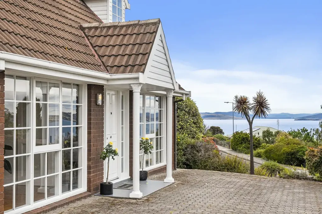 Blackmans Bay 4침실 Updated family haven with sparkling water views
