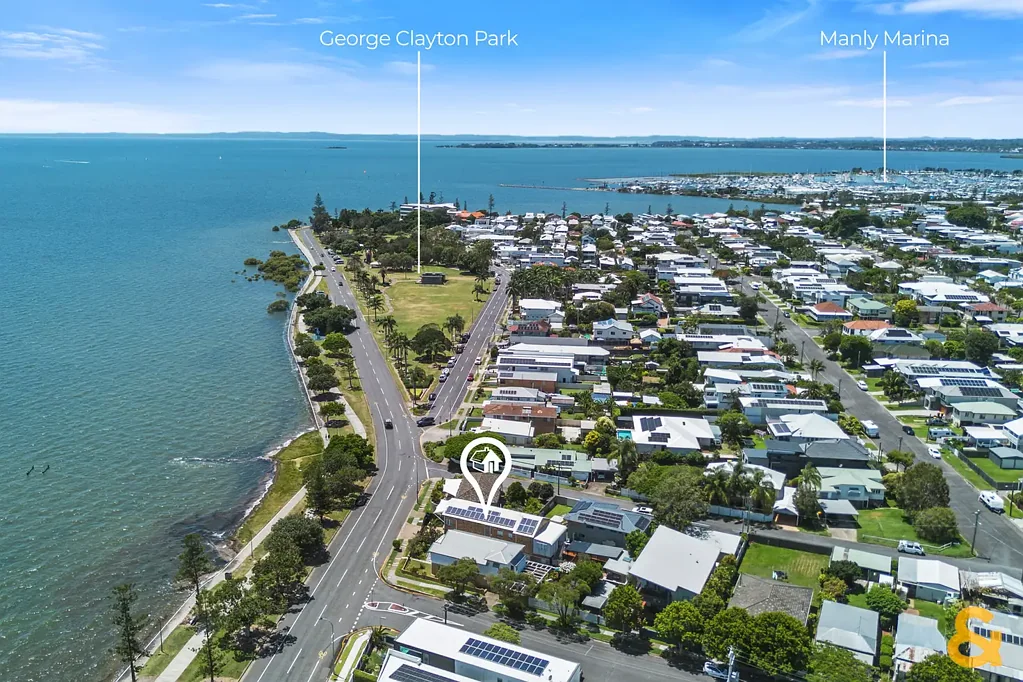 Wynnum 4Moenga Premier Location on Waterfront - Huge Garage suit Van/Boat or 4 Cars - Work Shed/Studio at Back