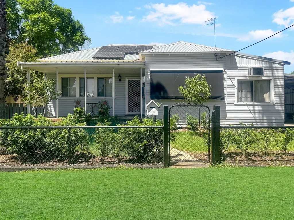 Narrabri 3ਬੈੱਡਰੂਮ Discover the perfect blend of modern comfort and classic charm in this beautifully updated three-bedroom weatherboard home.