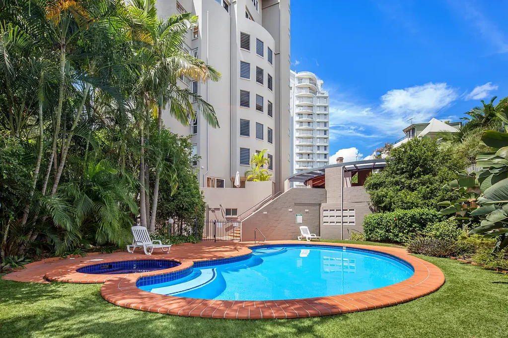 Huge Apartment With Easterly Views to the River!