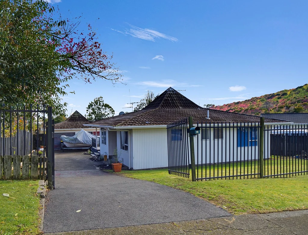 Welcome Bay 3Kwarto Classic Home on a Generous Section