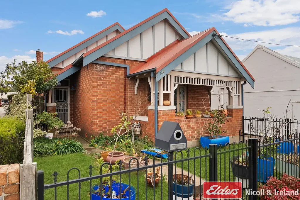 Bathurst 3 Slaapkamer Circa 1919 – California Bungalow Architecture at its finest!