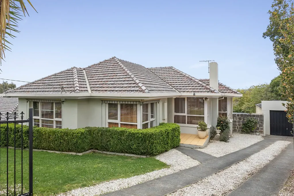 Doncaster 3部屋 Timeless Family Living in Doncaster's Finest Court