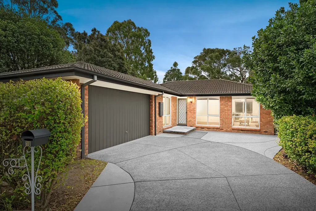 Rowville 4房 宽敞784平地块 家庭四卧两卫 设备齐全厨房 广阔后院 双车位车库 优质学校步行可达 Spacious Family Living on a Generous 784sqm Allotment