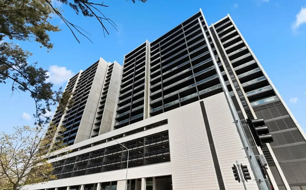 Belconnen 2ਬੈੱਡਰੂਮ Lakeside Living with Modern Comfort and Uninterrupted Views