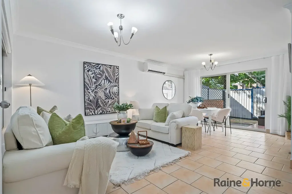 Narwee 3कमरा Spacious Double Brick Townhouse in Boutique Complex - Prime Location Near Narwee Station