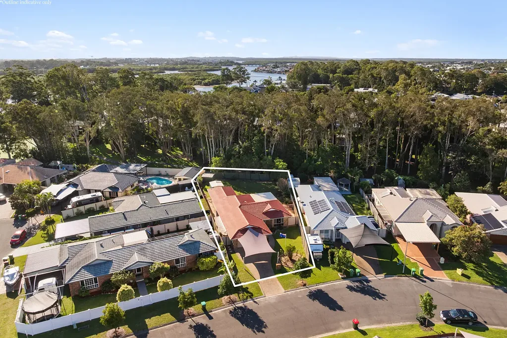 Coombabah 4房  North-Facing 882sqm Opportunity in a Peaceful Northern Gold Coast Pocket