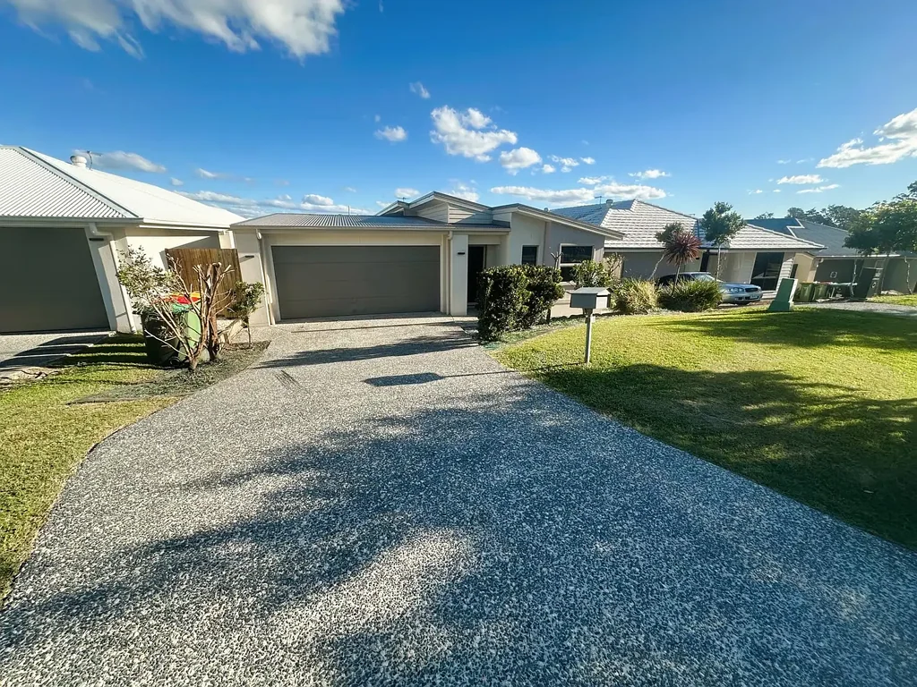 Spacious & Stylish Family Home with Outdoor Entertaining – Prime Coomera Location