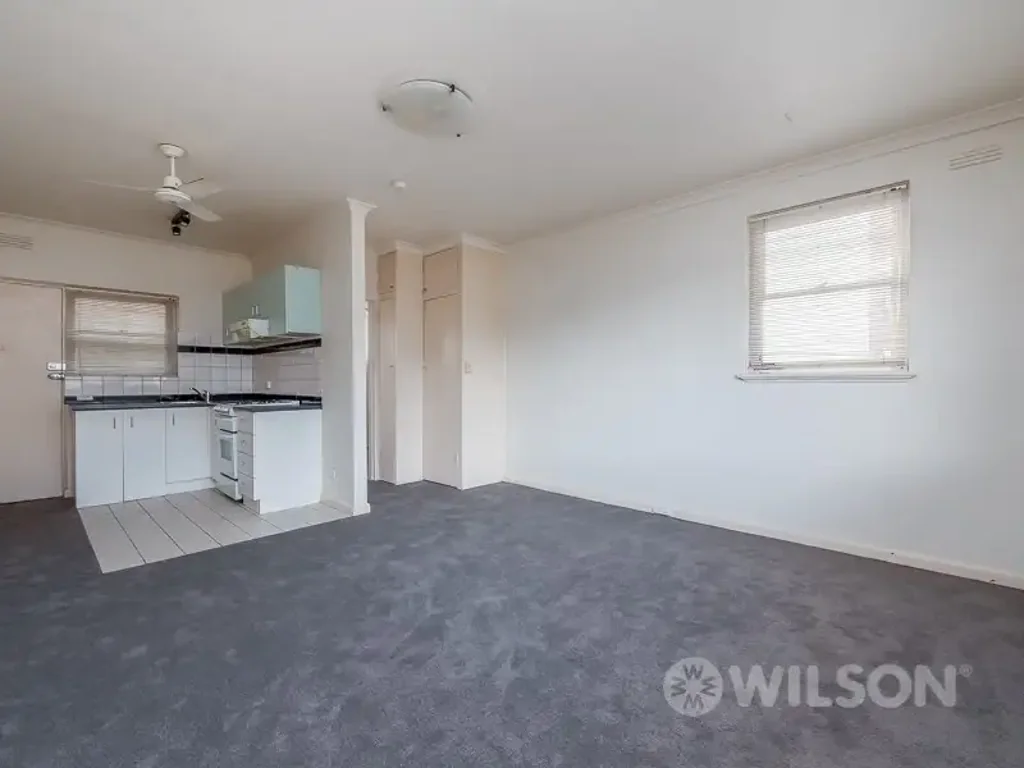 Bright First‑Floor Studio in Prime Fitzroy Street Location