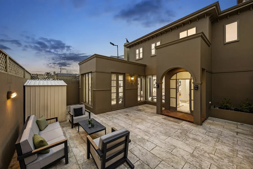 Brighton 3房 海滨尊享，位于备受追捧的 Golden Mile Beachside Prestige on the Coveted Golden Mile