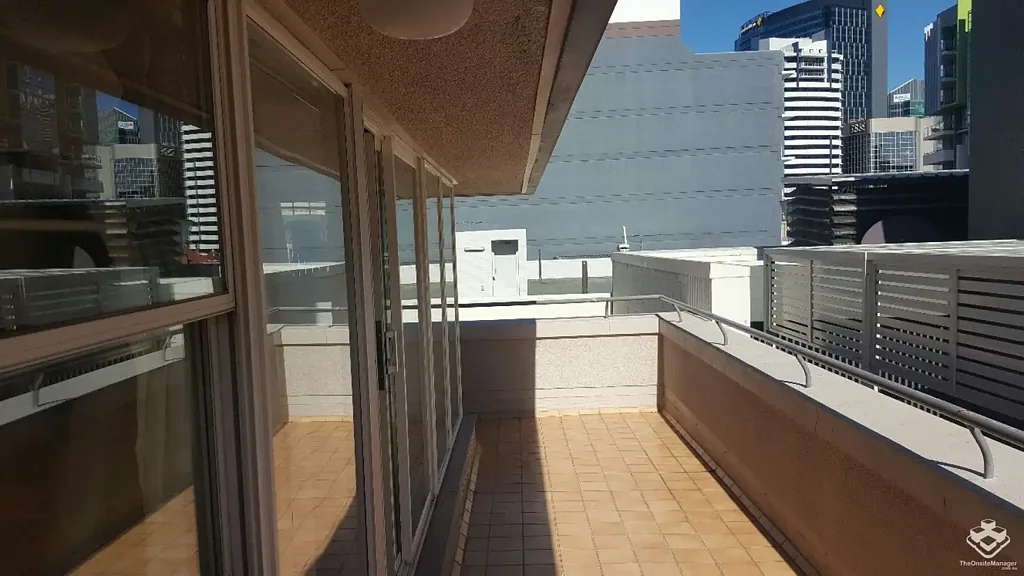 FULLY FURNISHED City Fringe with car park
