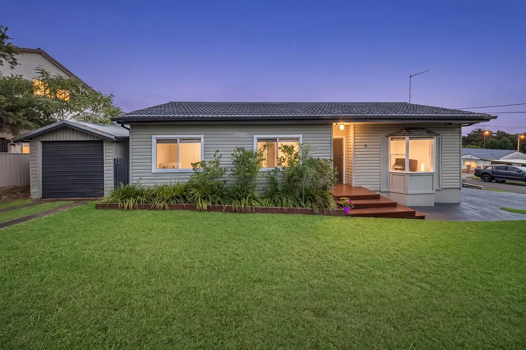 Blacktown 3房 三卧两卫家庭宅 550平土地 朝东景观 宽敞卧房 光线充足 现代厨房 蓝山景观 步行便利 Immaculate Family Home in an Unbeatable Location