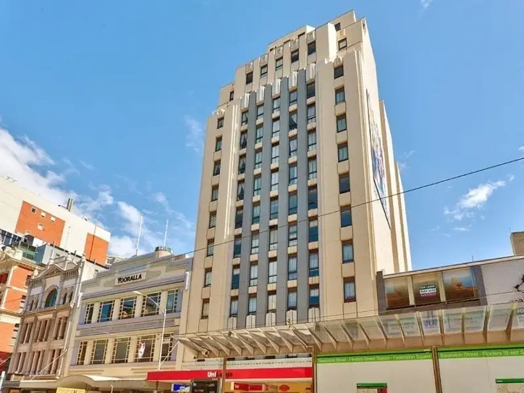 SPACIOUS FULLY FURNISHED APARTMENT AT PREMIER LOCATION