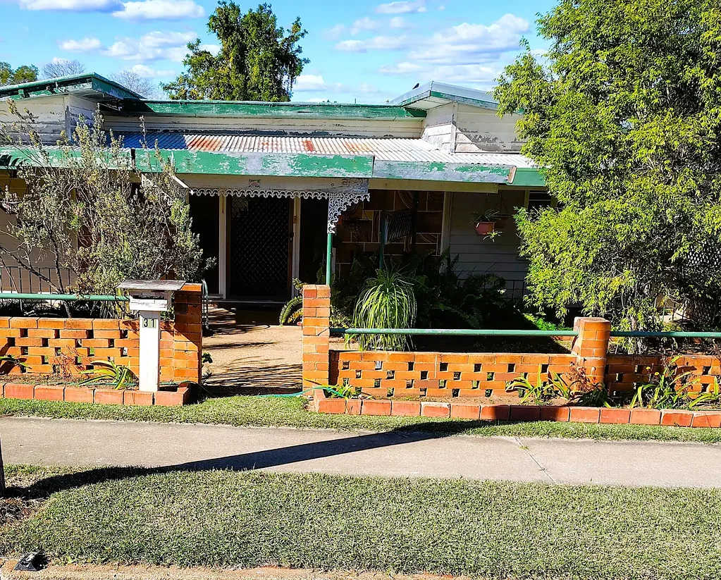 Eidsvold 3غرفة نوم 🏡 Investment Opportunity – Two Properties Sold as One Package - House & Newsagency 🏡
