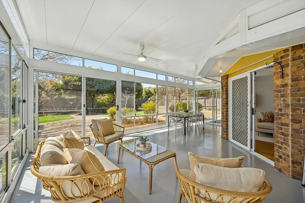 Amaroo 5房  Meticulously Renovated Family Home in the Heart of Amaroo