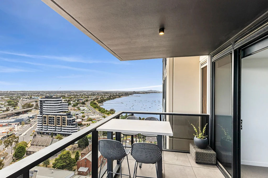 Geelong 2 Bedroom Inner-City Convenience With A Stunning Outlook