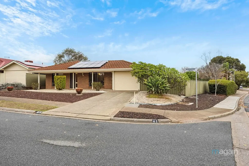 Morphett Vale 4침실 Families look no further! 4 bed + 2 bath on a big corner block with a shed.