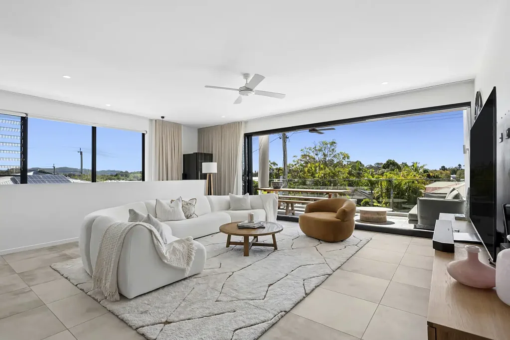 Coolum Beach 3 Slaapkamer Elevated Coastal Living with Effortless Style in Sought-After Coolum.