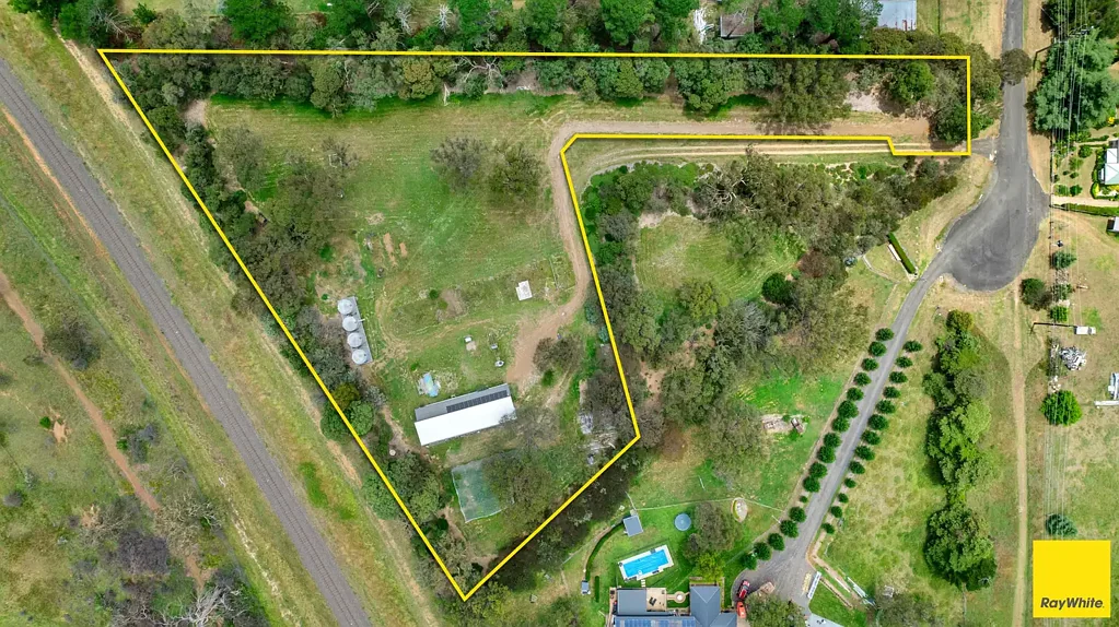 Armidale 1બેડરૂમ Unique Lifestyle Opportunity - Acreage with building in town boundary.