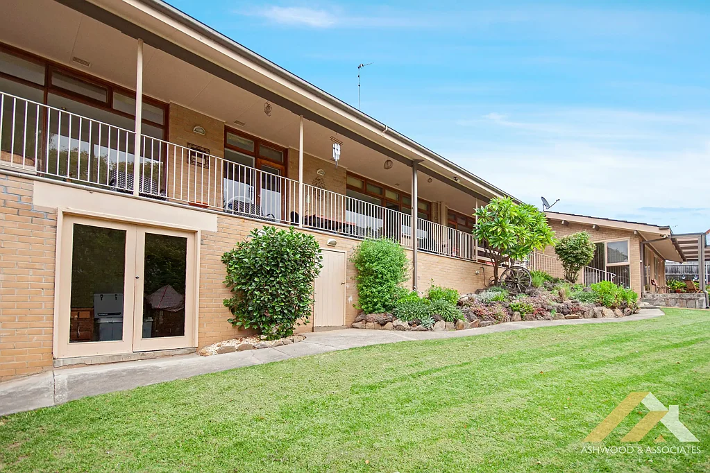 Bairnsdale 4 Bedroom SPLIT-LEVEL GEM OVERLOOKING ROLLING HILLS & RIVER FLATS