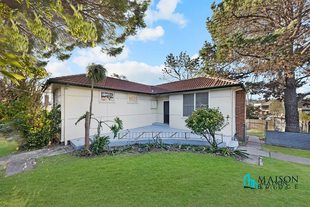 Beautiful Rustic 2 Bedroom house with plenty of space.  *The parking and Entrance is from Brothers st *