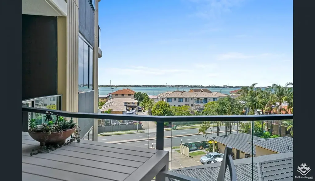 Contemporary 2-Bedroom Apartment with stunning Broadwater Views
