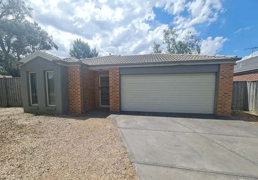 Spacious Family Living in the Heart of Mill Park Lakes
