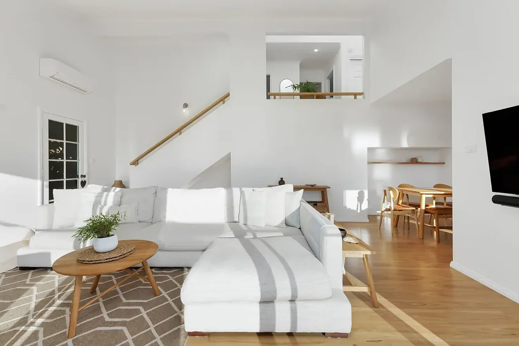 Copacabana 3ห้องนอน Dual access and main entry via Vista Avenue