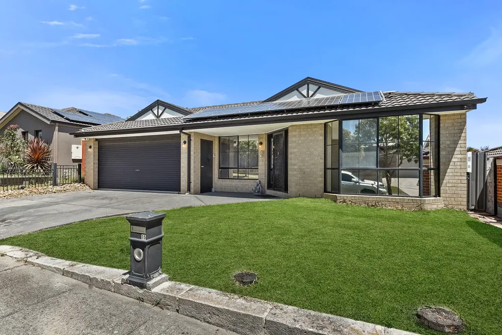 Pakenham 4Phòng ngủ Immaculate Family Home with Premium Energy Features in Cardinia Lakes