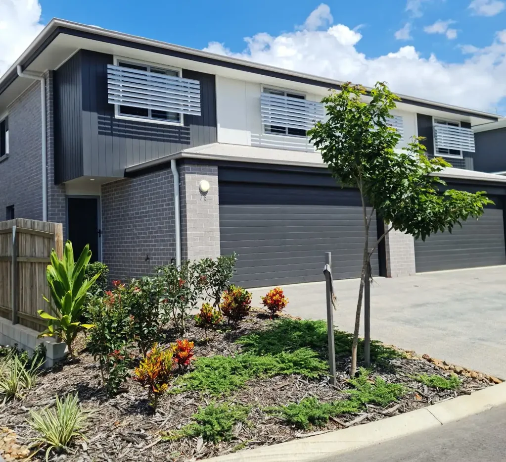 AVAIL 26/09/25-SPACIOUS 4 BED, 2 BATH TOWNHOUSE WITH DUCTED AIR-CONDITIONING