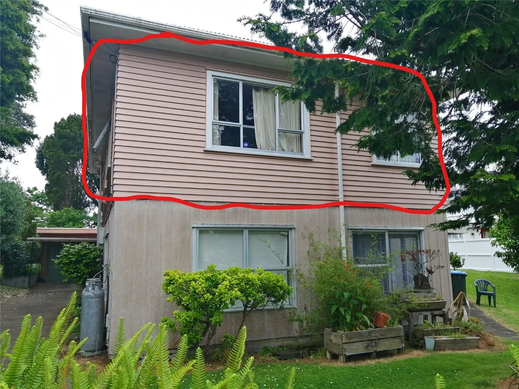 A 3 bedrooms and 1.5 bathrooms upstairs flat